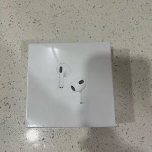 Apple AirPods with Wireless Charging Case